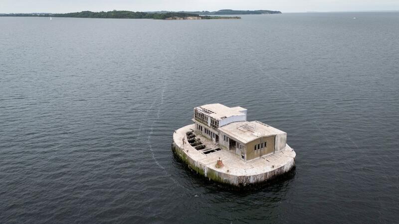 Die künstliche Insel steht im Greifswalder Bodden, südöstlich der Insel Rügen.