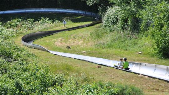 Die längste Sommerrodelbahn Norddeutschlands befindet sich im Spielpark Wingst.