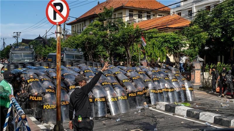 Protestwelle erreicht Bali - Dorfwächter mobilisiert Die landesweiten Proteste haben seit dem Wochenende auch auf Bali übergegriffen.