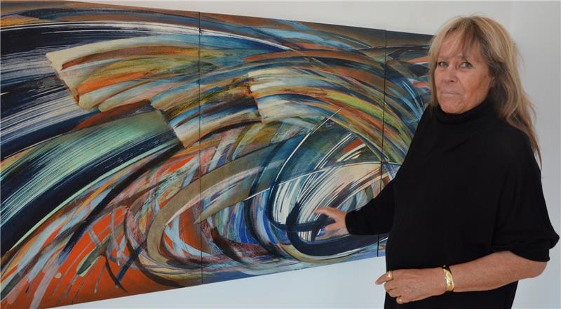 Die langen Pinselschwünge für das Querformat haben Heidi Meyer an ihre körperliche Grenze gebracht. Das Gemälde ist Teil der Ausstellung „Geschriebene Bilder – geschriebene Zeit“, die die Künstlerin in ihren eigenen Räumen in der Buxtehuder