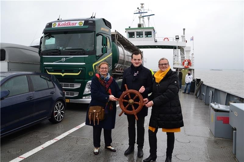 Die langjährige Fähreigentümerin Hildegard Both-Walberg (links) übergibt das Steuer an die FRS-Geschäftsführer Tim Kunstmann und Birte Dettmers.