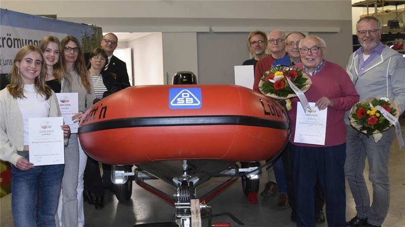 Die langjährigen Mitglieder der DLRG Buxtehude mit dem neuen Boot.