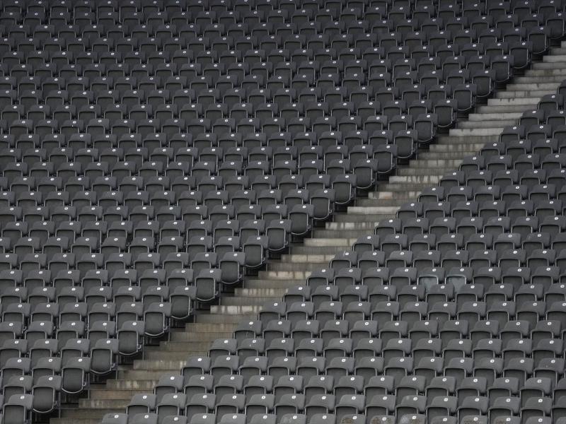 Die leeren Sitzreihen in der Ostkurve des Berliner Olympiastadions. Foto: Soeren Stache/dpa-Zentralbild/dpa