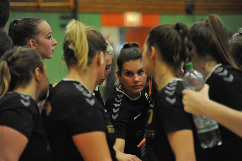 Die leidenschaftliche Fußballerin Jessica Pye im Kreise des Handball-Oberligisten HSG Bützfleth/Drochtersen während einer Auszeit. Foto: Scholz