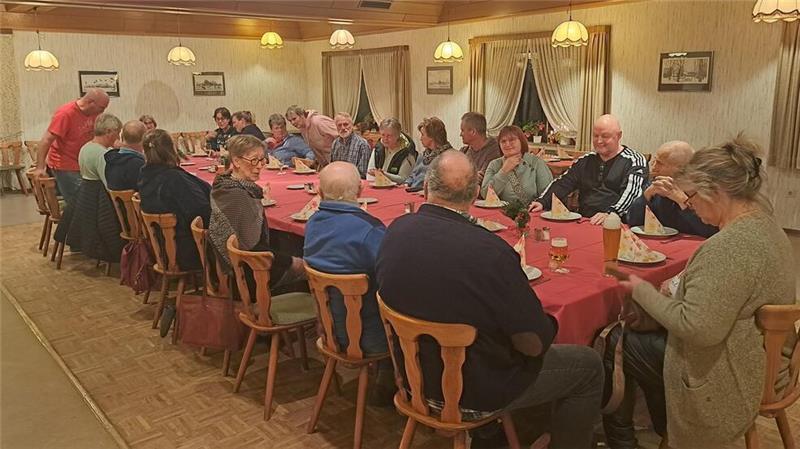 Die letzte Auszahlung bei Mensing: Für die Mitglieder des Sparclubs gab es Grünkohl im Saal der Gaststätte.