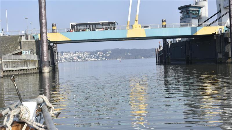 Mit einem über 100 Jahre alten Zweimaster von Buxtehude nach Stade Die letzte Brücke vor der Elbe: Hier gleitet die Iris problemlos durch.