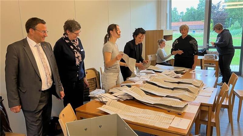 Die letzte große Auszählung an den Berufsbildenden Schulen in Stade. Links steht der Kreiswahlleiter und Erste Kreisrat Thorsten Heinze.