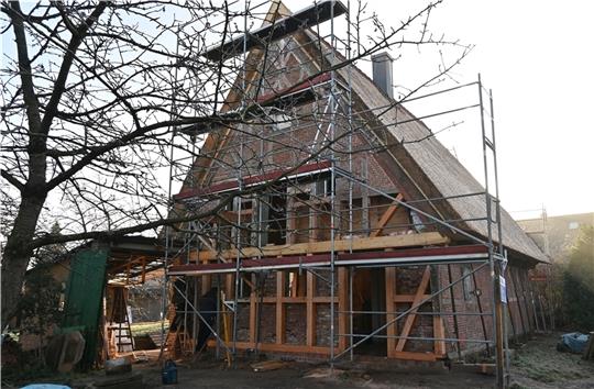 Die letzte reetgedeckte Fachwerk-Apfelscheune des Alten Landes in Jork-Lühe wird restauriert und denkmalschutzkonform zu einer Ferienwohnung umgebaut. Fotos: Vasel