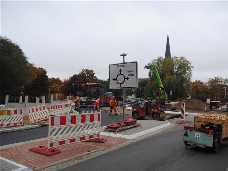 Die letzten Asphaltierungsarbeiten am Kreisel an der Estebrügger Straße sind für den kommenden Montag geplant. Foto Vasel