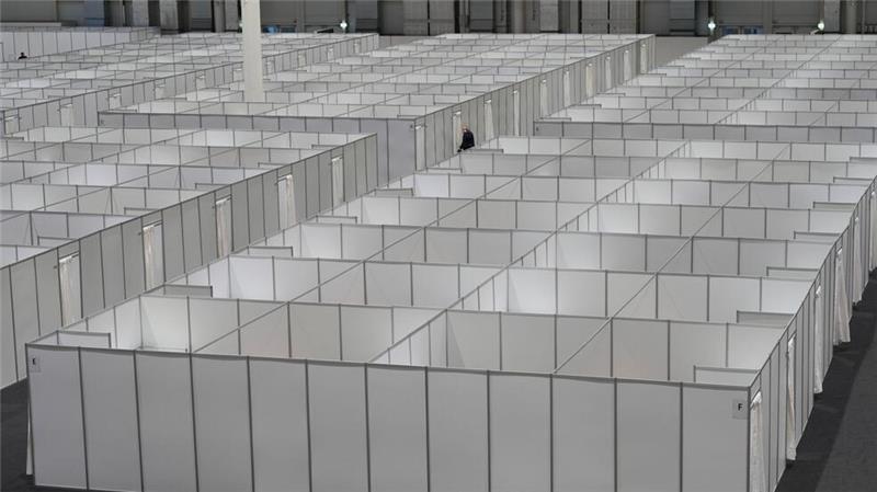 Die letzten Flüchtlinge aus der Notunterkunft in den Messehallen sollen in die neue Unterkunft im ehemaligen Selgros-Markt in Altona umziehen (Archivbild).