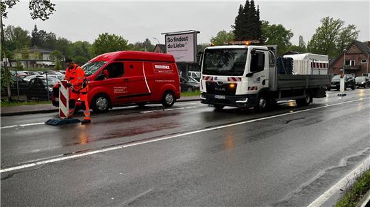 Die letzten Momente vor der Schließung der B73. Die Leitbaken werden gerade aufgestellt, um die Fahrbahn abzuriegeln.