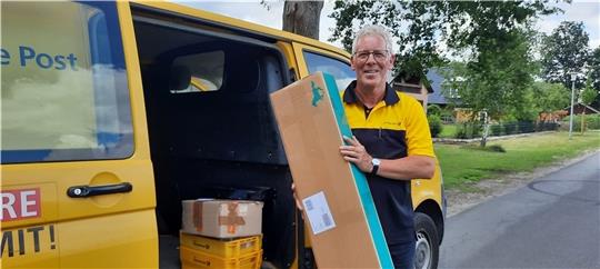 Die letzten Pakete bis zum Ruhestand: Hans Jürgen Horn aus Ruschwedel hat früher auch schon mal Schlangen und Hühner austragen müssen. Foto: Fehlbus