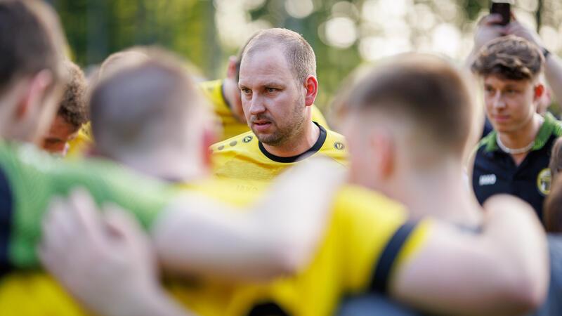 Die letzten Worte zur Mannschaft. Jan Samland hat jedem Spieler noch etwas mit auf den Weg gegeben, wir er sagt.