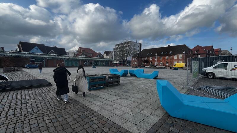 Die leuchtend blauen Sitzelemente heißen „Enzis“ und stehen auch im Museumsquartier in Wien.