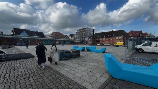 Die leuchtend blauen Sitzelemente heißen „Enzis“ und stehen auch im Museumsquartier in Wien.