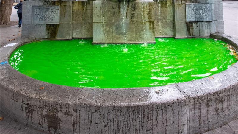 Die leuchtend grüne Farbe des Brunnenwassers ist den Klimaaktivisten zufolge unbedenklich.