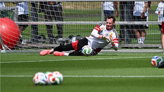 Die linke Problem-Wade hält: Manuel Neuer hält wieder erste Bälle im Training.