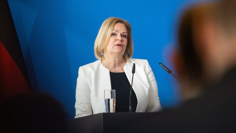 600 Teilnehmer bei Solidaritäts-Demo für Ex-RAF-Terroristen Die linksextremistische Szene bleibe stark im Fokus der Sicherheitsbehörden, sagt Innenministerin Nancy Faeser.