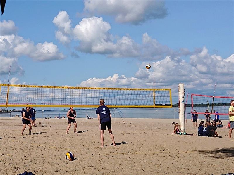 Beachvolleyballer haben in Bassenfleth Spaß bei besten Bedingungen Die lockere Atmosphäre ist an der Elbe wichtiger als der Erfolg