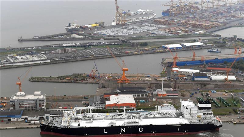 Stades schwimmendes Gas-Terminal „Transgas Force“ ist bei der Werft angekommen Die mächtige „Transgas Force“ mit dem Containerterminal im Hintergrund. Foto: Scheer