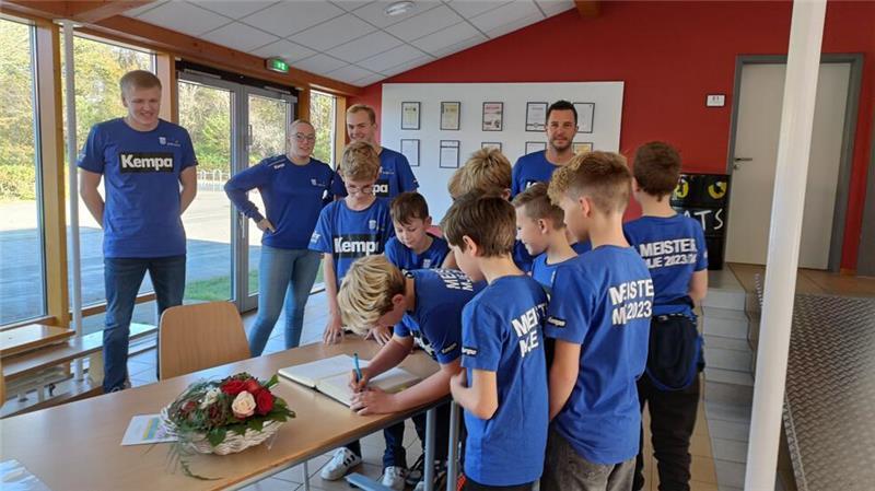Die männliche E2-Handball-Jugend, ungeschlagene Meister der Regionsliga, tragen sich ins Goldene Buch ein.