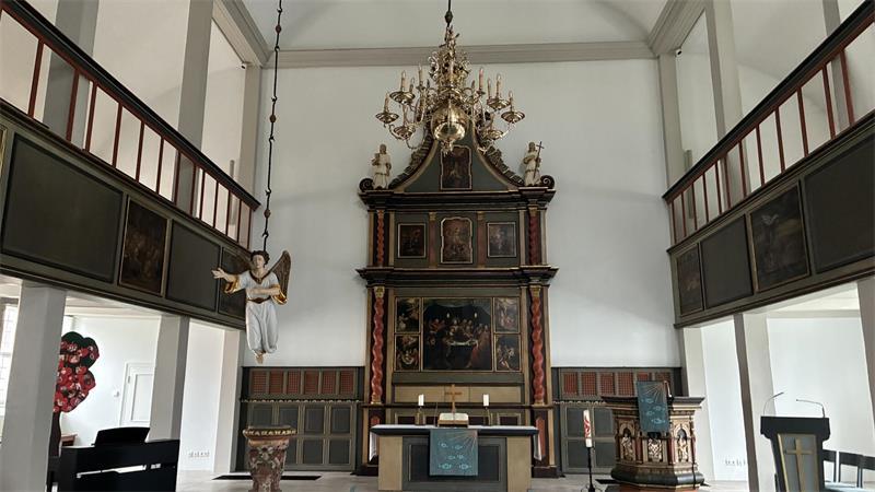 Die mannshohe Holzfigur hängt links vom Altar der Liebfrauenkirche in Horneburg.