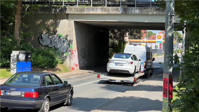 Die marode Brücke der B73 über der Harsefelder Straße mit Blick gen Innenstadt. Für Radfahrer und Fußgänger ist die Unterführung extrem schmal.