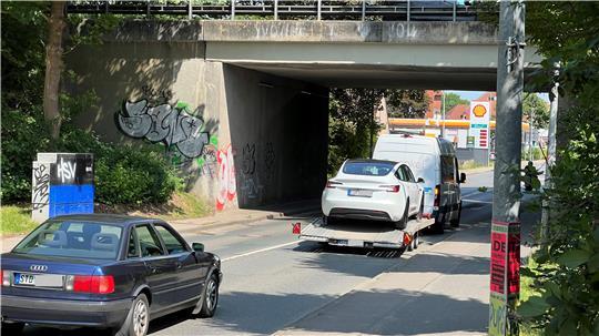 Die marode Brücke der B73 über der Harsefelder Straße mit Blick gen Innenstadt. Für Radfahrer und Fußgänger ist die Unterführung extrem schmal.
