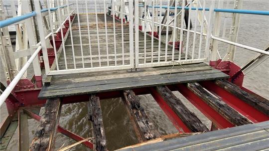 Die marode Brücke zum Anleger Stadersand - Holzbohlen wurden aufgenommen, Baken sperren den Weg ab.