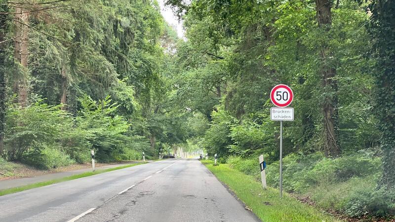 Die marode Fahrbahn wird saniert.