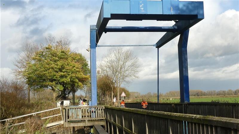 Die marode Klappbrücke Dornbusch ist nächstes Jahr dran. Voraussichtlich im Herbst oder Winter 2025 wird das Wahrzeichen von Dornbusch und Krautsand zerlegt, ausgebaut und saniert.