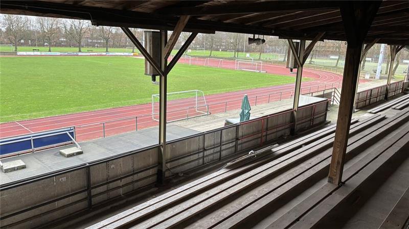 Die mehr als 100 Jahre alte Tribüne am Sportplatz Camper Höhe ist gesperrt. Ob sie erhalten bleibt oder abgerissen wird, ist Gegenstand kontroverser Diskussionen.