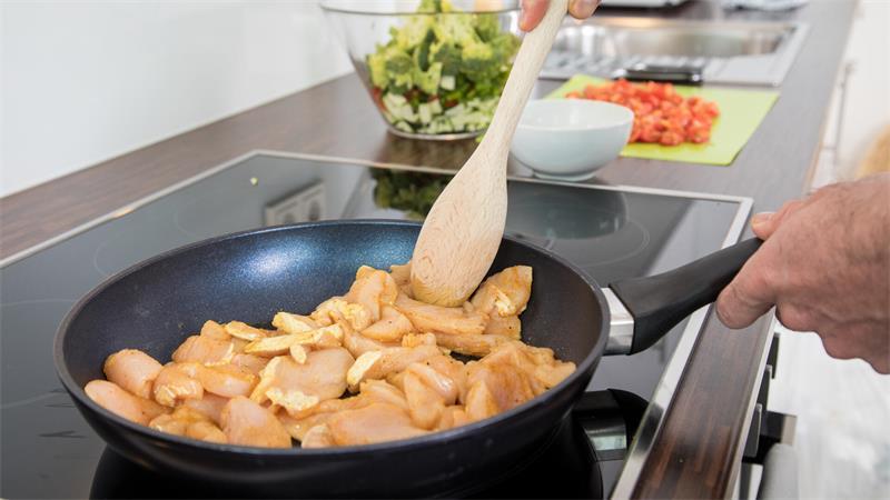 Die meisten Antihaft-Pfannen enthalten PFAS, da ihre Beschichtung aus Fluorpolymeren wie PTFE (bekannt als Teflon) besteht.