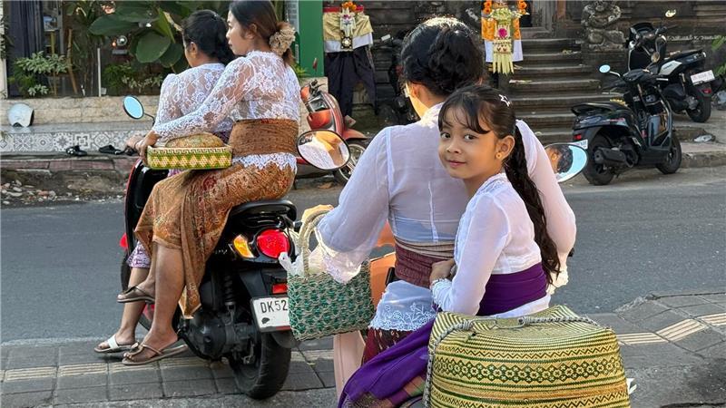 „Galungan“-Fest: Bali feiert die Rückkehr der Ahnen Die meisten Balinesen waren in traditionelle Festkleidung gehüllt.