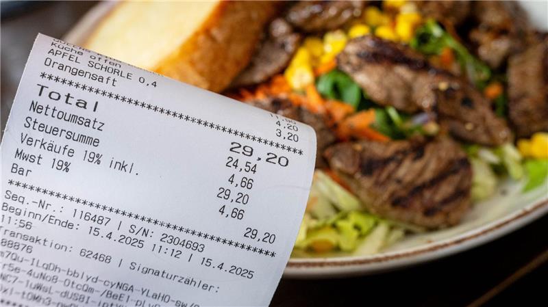 Die meisten Befragten geben üblicherweise Trinkgeld in Höhe von 6 bis 10 Prozent der Rechnungssumme. (Archivbild)