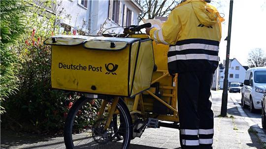 Die meisten Briefe tragen hierzulande Postboten der Deutschen Post aus. (Archivbild)