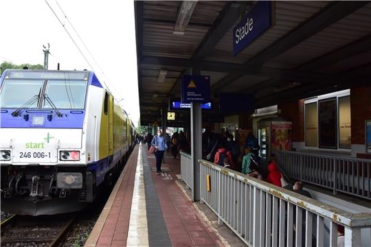 Die meisten Dinge, die Bahnreisende benötigen, gibt es hier am Bahnhof in Stade . An allen Bahnsteigen und am Busbahnhof ist der Bahnhof überdacht. Fotos: Ahrens