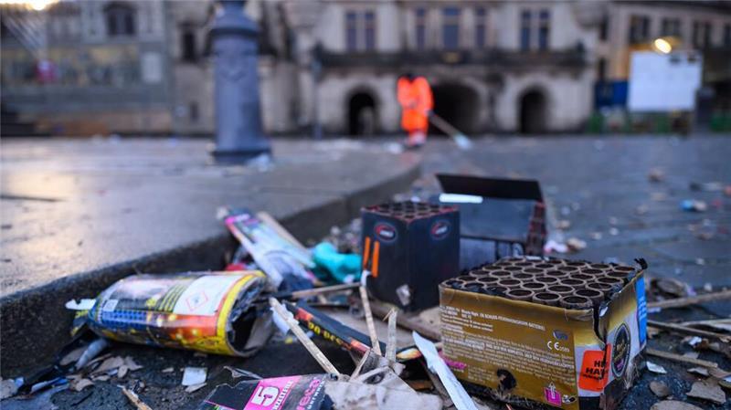 Böller-Tote und Angriffe auf Einsatzkräfte zum Jahresstart Die meisten Feiern blieben friedlich, in manchen Fällen hatte die Böllerei aber schlimme Folgen.