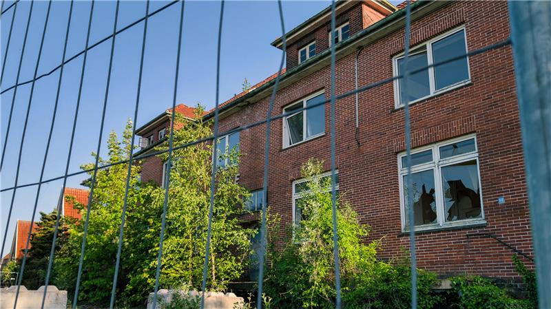 Assel bekommt Supermarkt: Die alte Ruine weicht dem Edeka Die meisten Fensterscheiben sind kaputt und die Natur hat längst begonnen, sich das Gelände zurückzuholen.