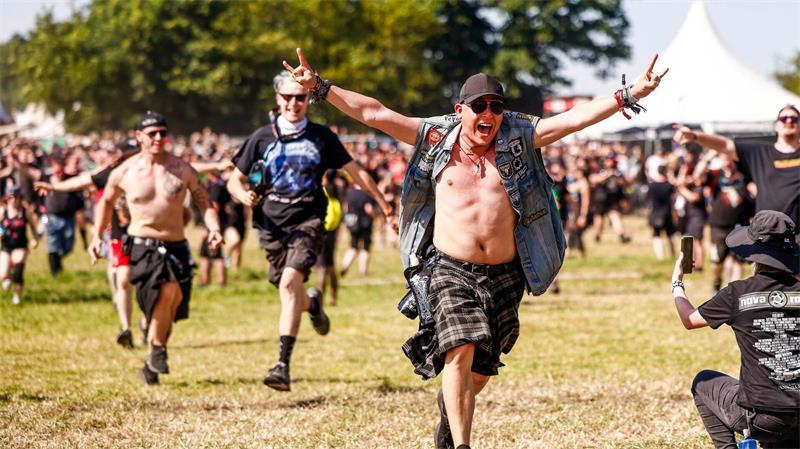 Aufnäher weggenommen: Wacken-Festival räumt Fehler ein Die meisten Festivalbesucher haben die Hitze vertragen.