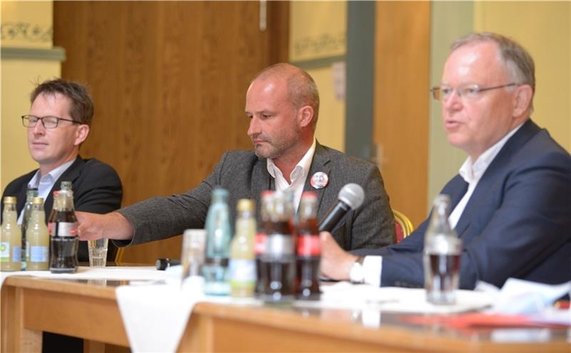 Die meisten Fragen der geladenen Gäste gehen an Ministerpräsident Stephan Weil (rechts). Fachkompetenz in Sachen Kinderschutz bringen aber auch Landratskandidat Björn Protze als Diplom-Pädagoge und Bundestagskandidat Kai Koeser als Pflegeva