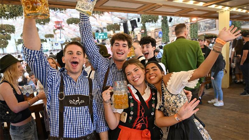 Sonnig, fröhlich, entspannt: Eine fast perfekte Wiesn Die meisten Gäste kommen in Dirndl und Lederhose.
