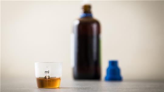 Die meisten Hustenstiller überzeugen im Test nicht: Ihre Wirksamkeit ist wissenschaftlich kaum belegt und Risiken wie Abhängigkeit oder Nebenwirkungen sind möglich.