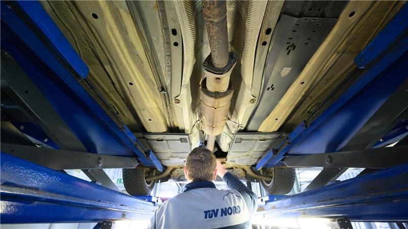 Die meisten Menschen haben mit dem TÜV vor allem bei der Hauptuntersuchung von Fahrzeugen zu tun. (Archivbild)