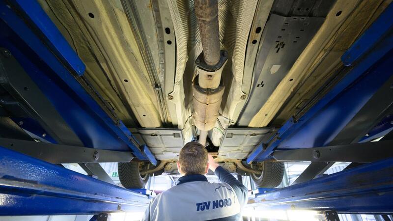 Die meisten Menschen haben mit dem TÜV vor allem bei der Hauptuntersuchung von Fahrzeugen zu tun. (Archivbild)