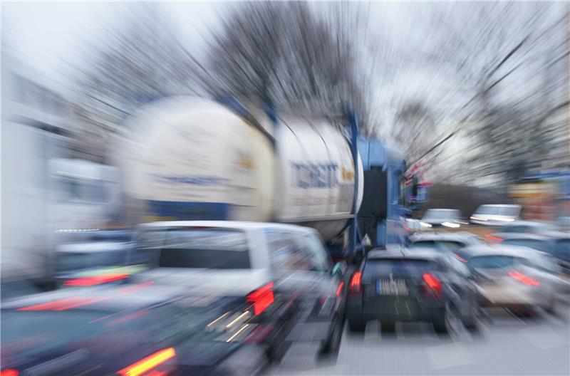 Fast 41.000 Pendler: Wo sich morgens der Landkreis leert Die meisten Pendler dürften mit dem Auto zur Arbeit fahren. Morgens und am Nachmittag führt das unweigerlich stockendem Verkehr oder, wie im Falle Rotenburgs, zu langen Staus. Foto: Brandt/dpa