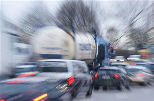 Die meisten Pendler dürften mit dem Auto zur Arbeit fahren. Morgens und am Nachmittag führt das unweigerlich stockendem Verkehr oder, wie im Falle Rotenburgs, zu langen Staus. Foto: Brandt/dpa