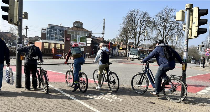 Die meisten Radfahrer in der Bahnhofstraße nutzen die Radwege und nicht die Straße.