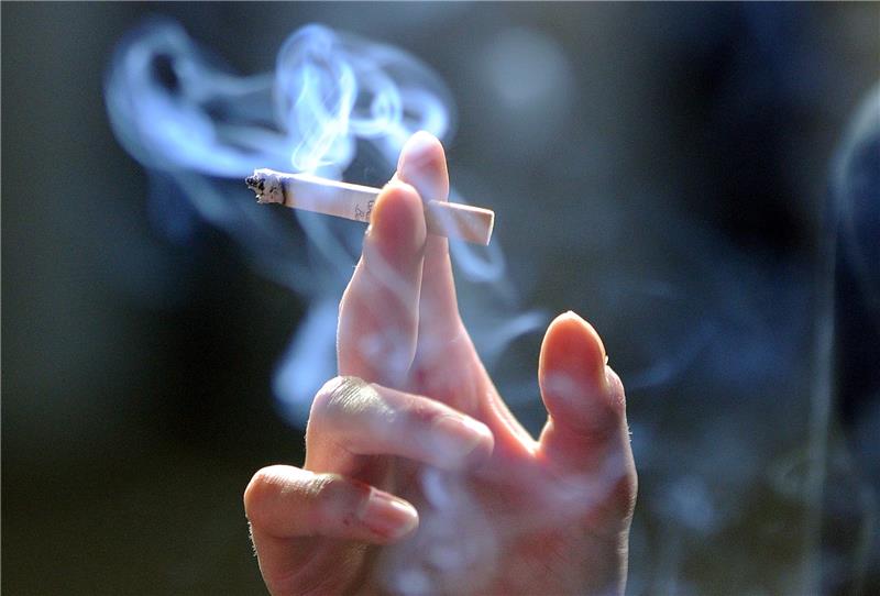 Die meisten Raucherinnen und Raucher benötigen mehrere Anläufe, um aufzuhören. Foto: Jens Kalaene/zb/dpa