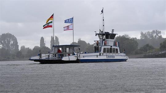 Die meisten Rheinfähren fahren wieder, allzu viele Passagiere sind bei wechselhaftem Wetter aber nicht an Bord: Hier ein Blick auf die Fähre von Düsseldorf-Urdenbach nach Zons.